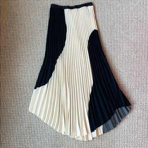 HM Black/White pleated mid skirt